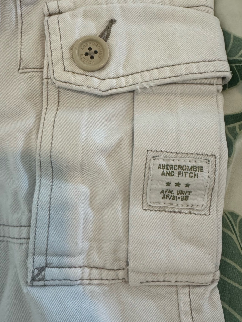 TRUE VINTAGE: Abercrombie & Fitch Women’s Y2K Low Rise White Cargo Capris - Picture 4 of 8